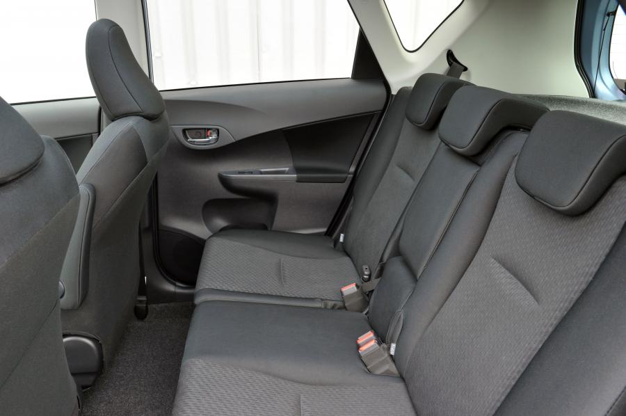  Toyota Verso-S 2010 года  (фото 16 из 109)